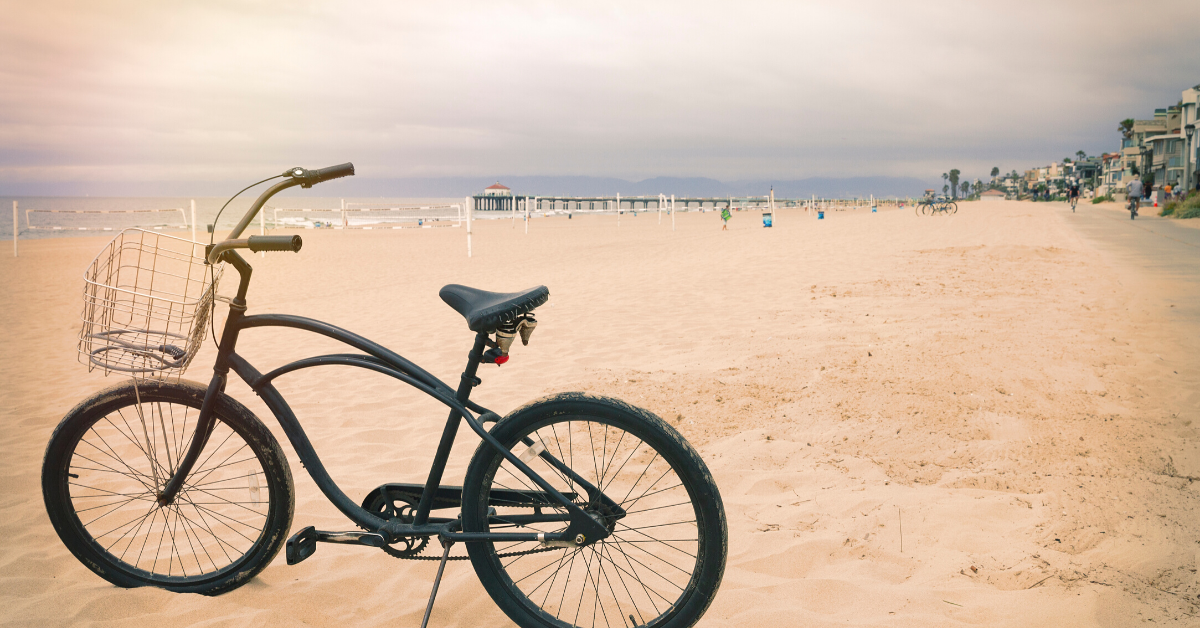 ロサンゼルス旅行をするとビーチに遊びに来ると自転車を借りると様々な近所が見えます。