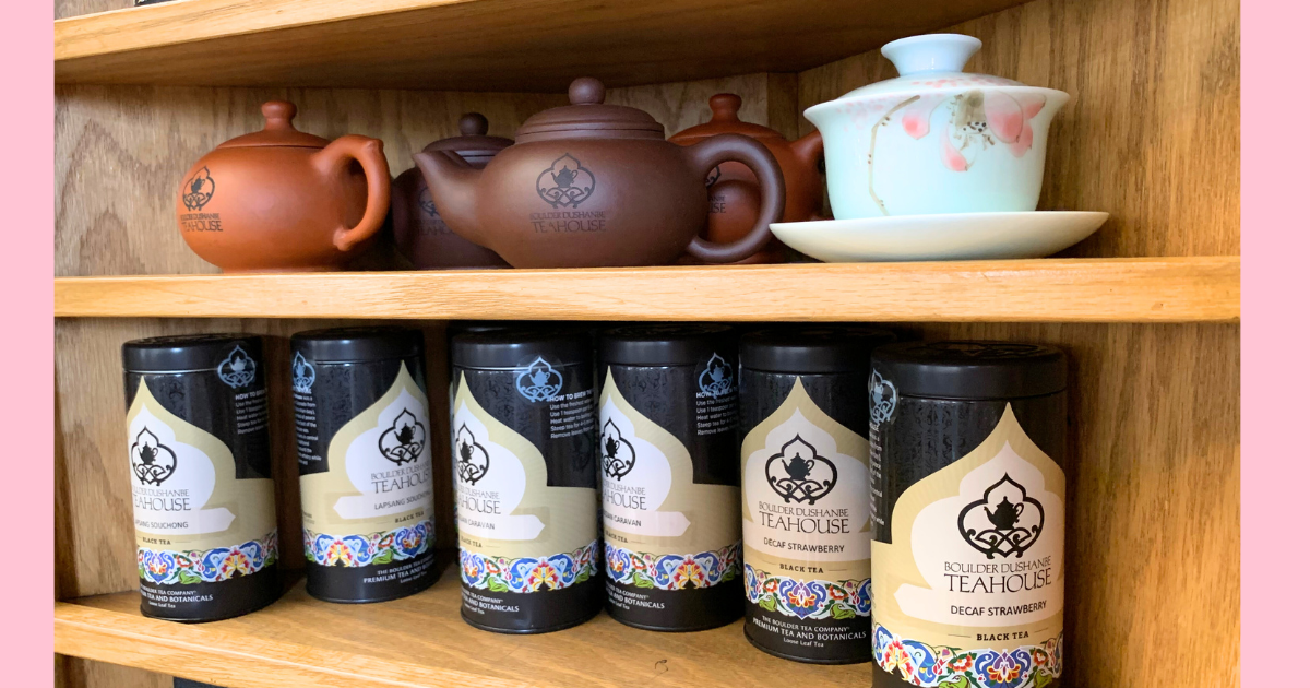日本茶(にっほんちゃ)をはじめ紅茶 (こうちゃ)、ハーブティなど世界中(せかいちゅう)のお茶(ちゃ)の飲(の)むことができ買(か)うこともできます。Visitors can drink and buy teas from all over the world, including Japanese tea, black tea, and herbal teas.